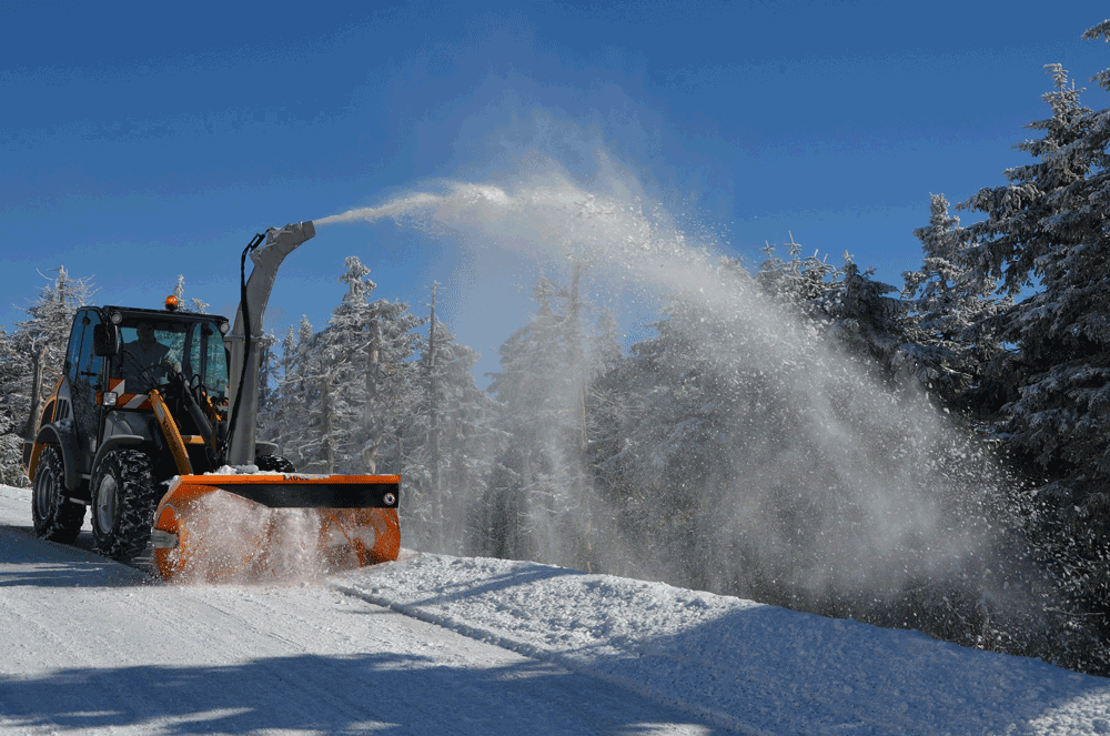 Snømåking med liten traktor